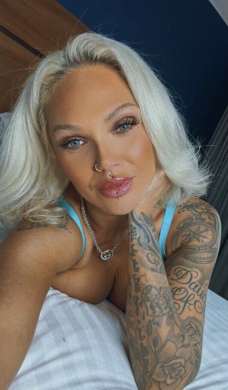 Camilla Jayne 美しいモデル 写真