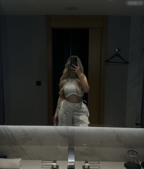 Zclina ポルノスター 裸 画像