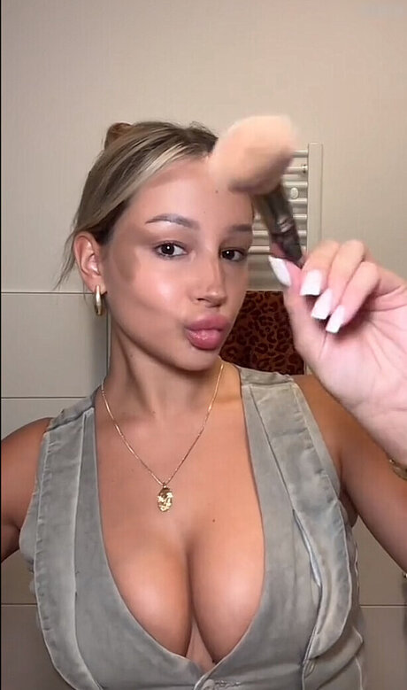 金髪ストリップOnlyFans セクシー 写真