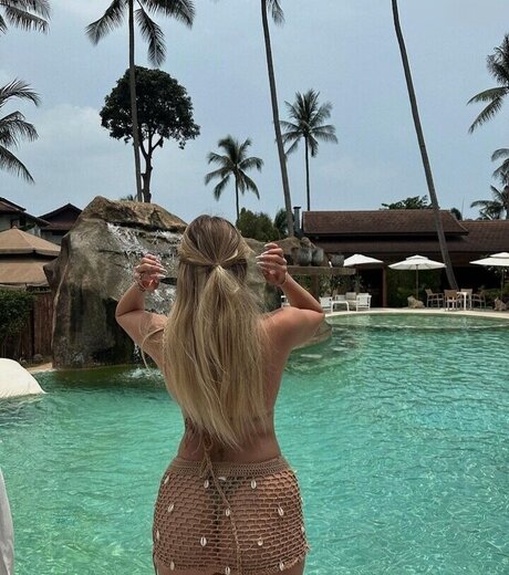 Larissa Neumann アート女優 画像