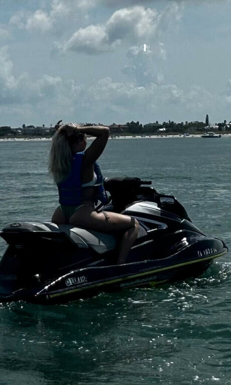 トップレスビーチOnlyFans 美しい 画像