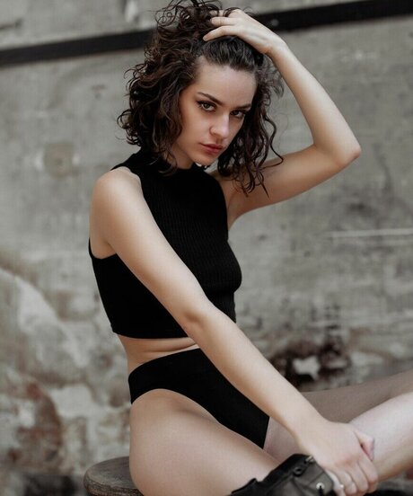 Emeline Faure セックス女優 ギャラリー