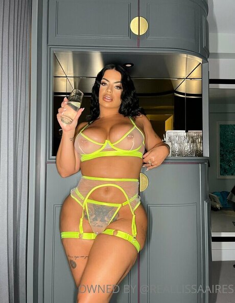 Lissa Aires 裸のスター 写真