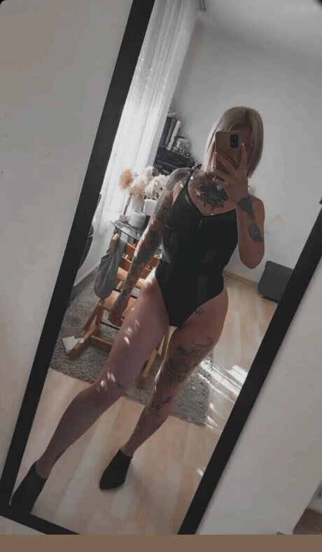 公共の場での猫のOnlyFans HD 写真