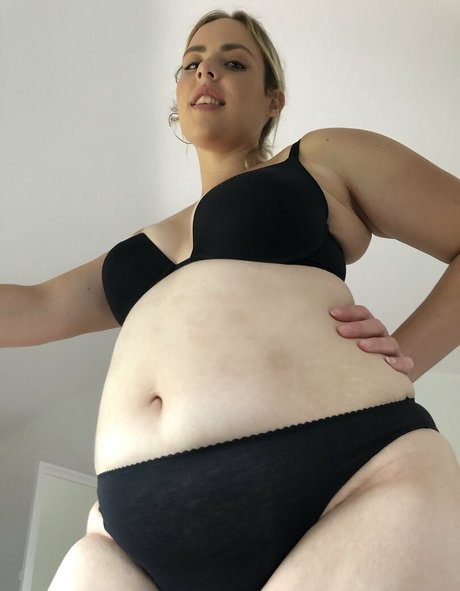 eatee セクシーモデル 画像