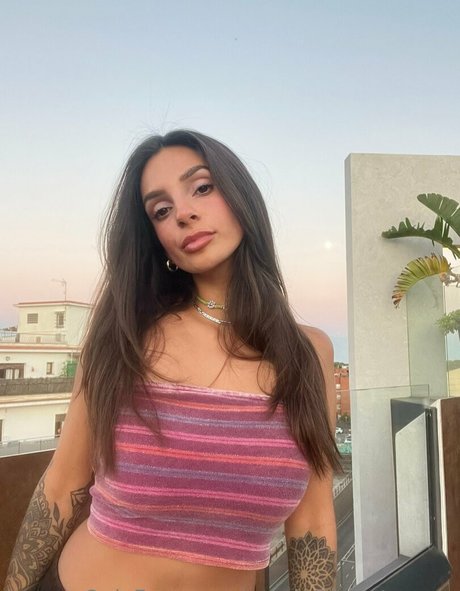 スターティーンオンリーファンズ ヌード 写真