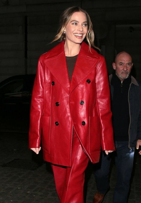 レズビアン ストラップオン OnlyFans 裸 ギャラリー