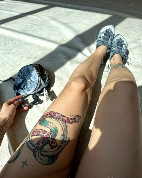 公共の場での猫のOnlyFans ポルノグラフィック 画像