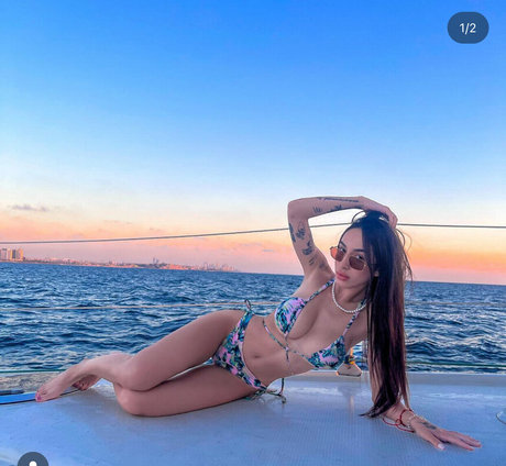 Yasmin Tozzi 裸のモデル 写真