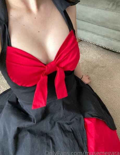 ぽっちゃりブロンドOnlyFans アートヌード ギャラリー