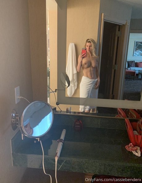 Cassie Bender ヌードモデル 写真