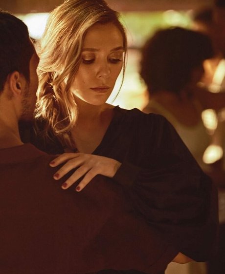 Elizabeth Olsen ポルノスター セックス 写真