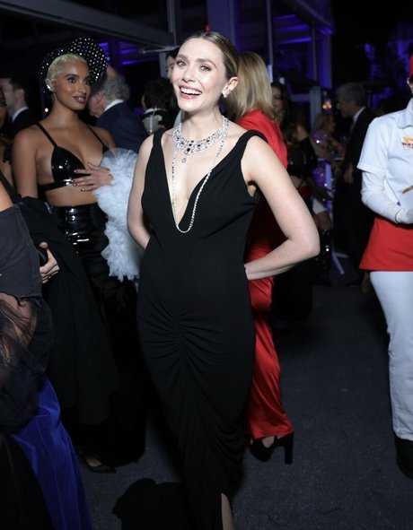 Elizabeth Olsen セクシーなポルノスター 写真