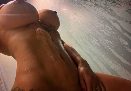 黒髪の熟女OnlyFans セクシー 写真