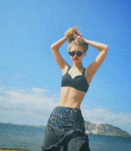 Amiah Miller ポルノモデル 画像