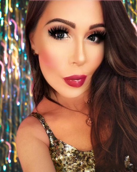 _Leela UK アート女優 ギャラリー