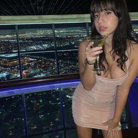 Lola Yung セクシーなスター ギャラリー