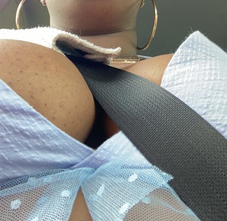 Maria LaRoux_ アートスター 写真