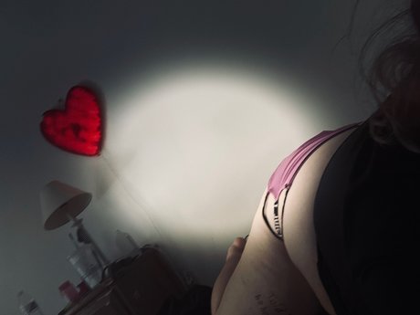 halie sanders ポルノスター アダルト 写真