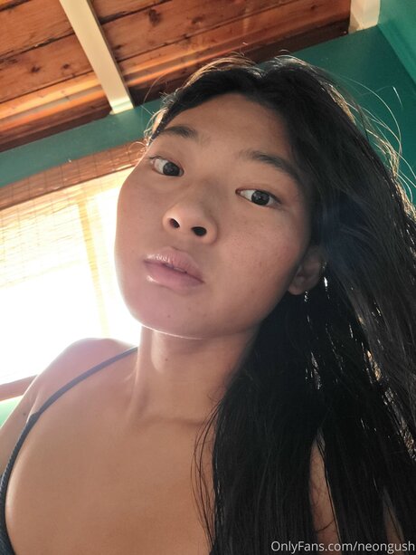 neon gush ポルノスター 写真