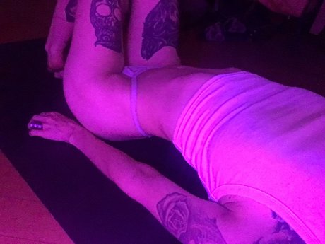 Nasty ポルノスター ヌード 写真