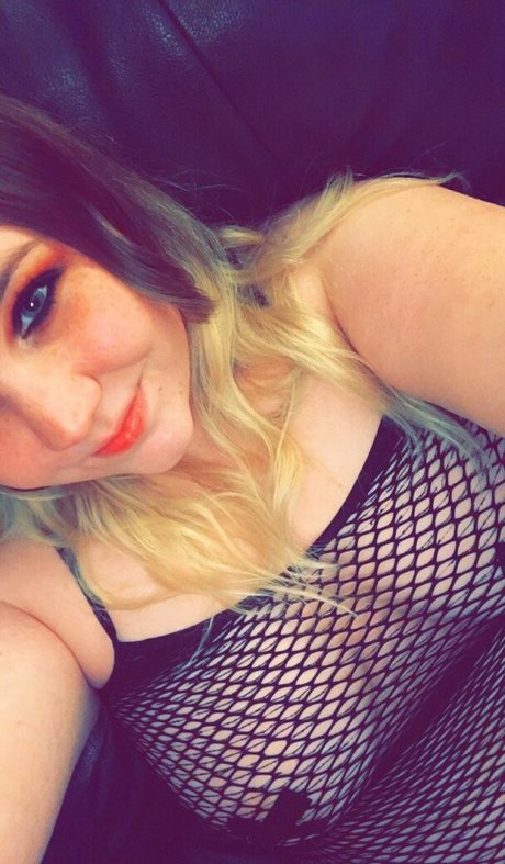 金髪の小柄なOnlyFans セクシー 写真