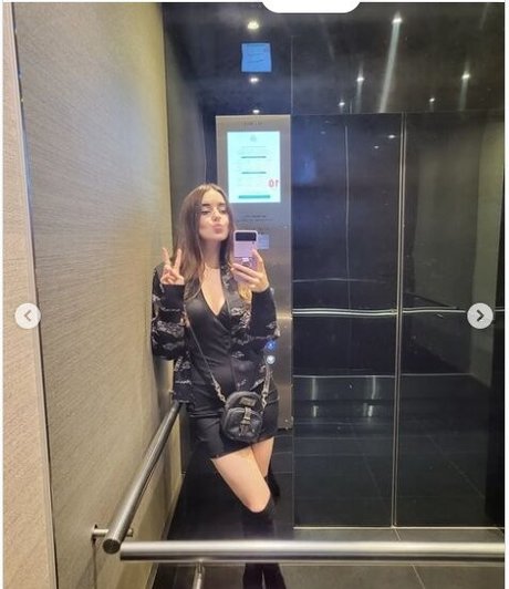 アジア人フィンドムOnlyFans セクシーヌード 写真