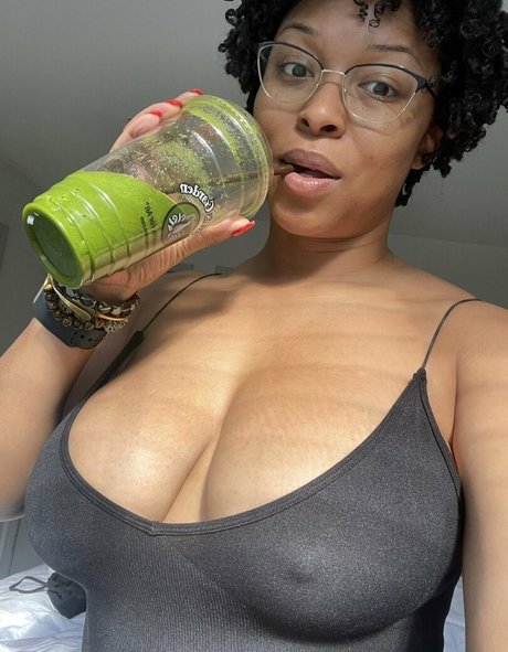 小柄な黒人OnlyFans セクシーヌード ギャラリー