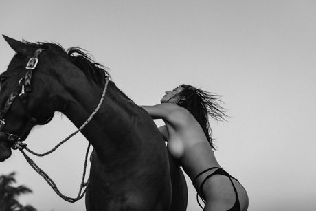 大きな乳首OnlyFans ヌード 画像