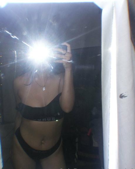 ビキニストリップOnlyFans 無料 写真