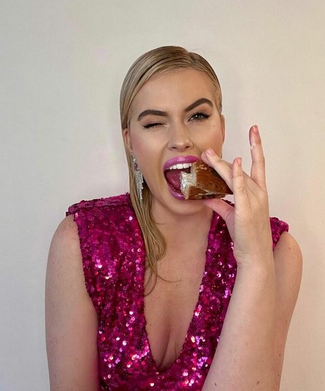 Adriana Abenia ポルノスター アート 画像