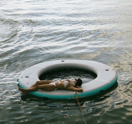 ブロンドヨガOnlyFans アート裸 画像