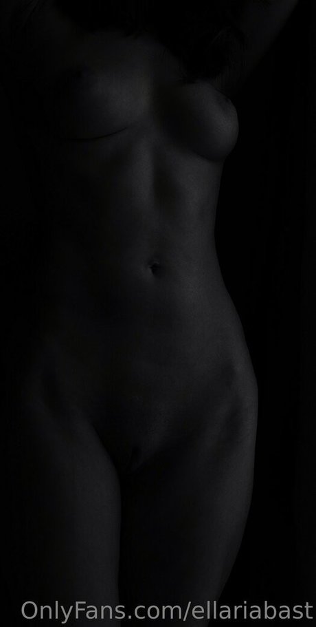 ellariabast 高品質女優 写真