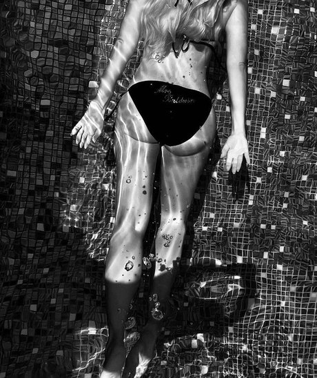 Holly Willoughby HDモデル 写真