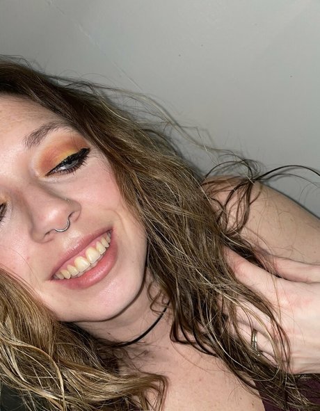 allimoona04 top profile image