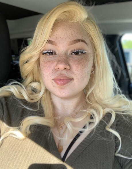 AHintOfRed 完璧な女優 写真