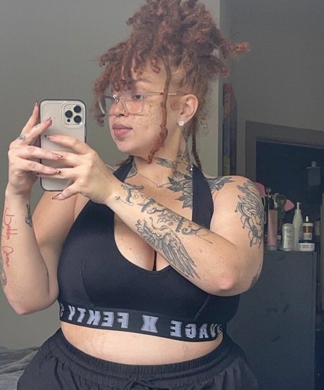 AHintOfRed ポルノスター 可愛い 写真