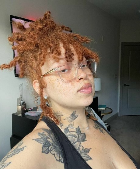 AHintOfRed 美しい女優 ギャラリー