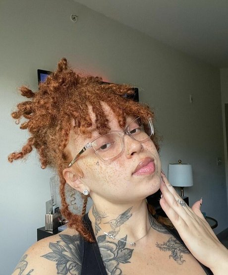 AHintOfRed 高品質モデル ギャラリー