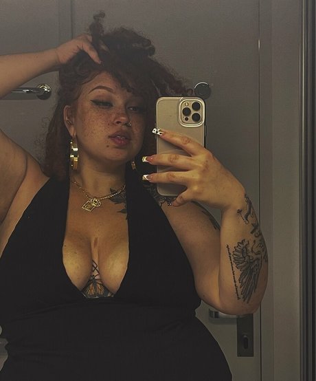 AHintOfRed アダルトスター 写真