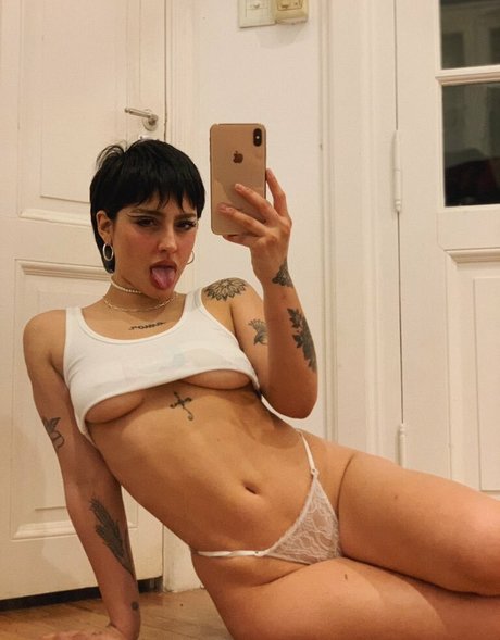 Belenegri スター ヌード 画像