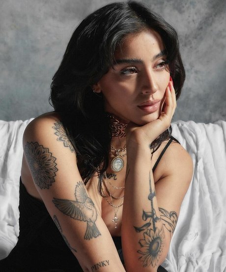 Belenegri ホットなポルノスター 写真