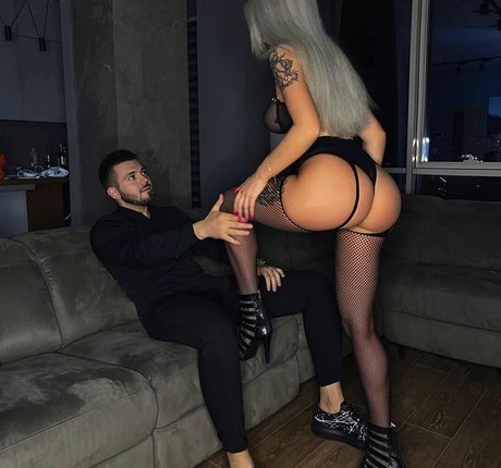 スターティーンオンリーファンズ ポルノ 写真