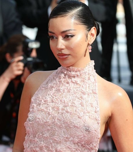 アジア人チアリーダー OnlyFans セクシー 写真