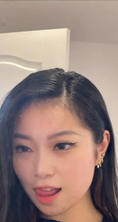 主観視点のアジア人OnlyFans アートヌード 画像