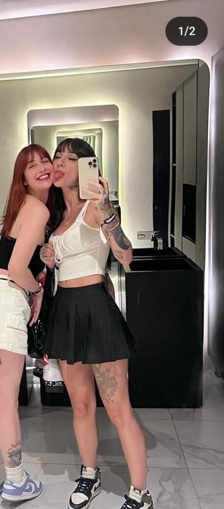 Caputile HDポルノスター 写真