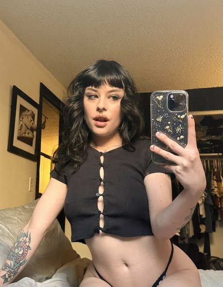 アーミーガールズオンリーファン セクシー 写真