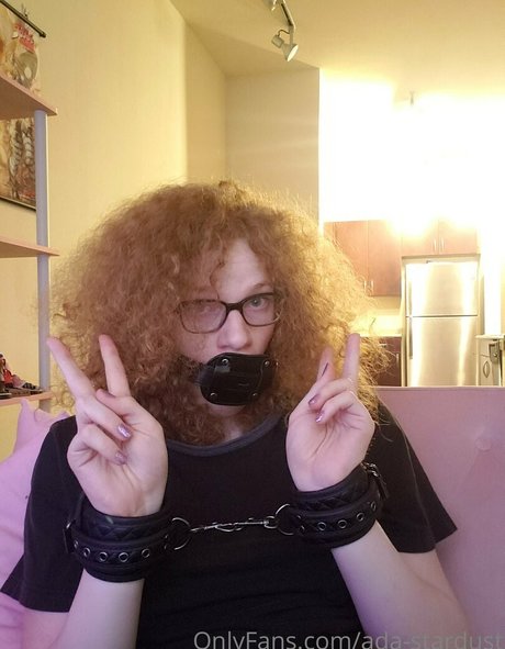 痩せた赤毛のOnlyFans ホット 写真