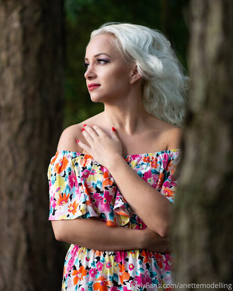 公共の場での猫のOnlyFans 美しいヌード 画像