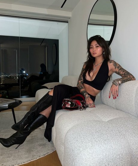 Mae Col 美しいポルノスター 画像